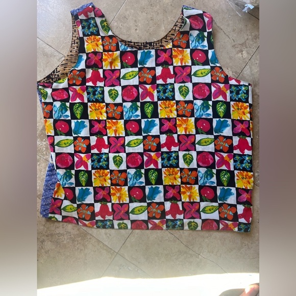 Ladies, XXL tank reversible tank top for different patterns super cute. - Picture 2 of 9